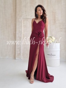 Tessa- bordowa sukienka z odkrytymi plecami i trenem