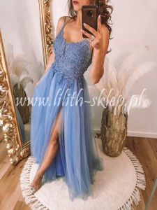 Blanca -tiulowa sukienka maxi z rozcięciem na nodze i paseczkami na plecach,  niebieska