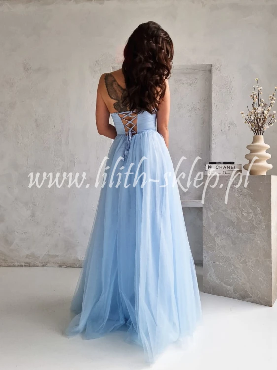 blekitna-sukienka-gorsetowa-maxi