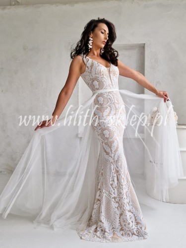 biala-sukienka-na-szerokich-ramiaczkach-z-trenem