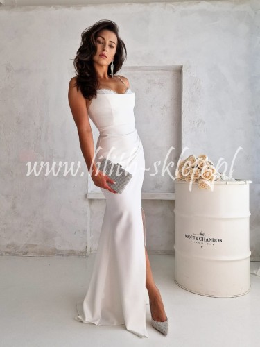 biala-dopasowana-sukienka-z-rozcieciem-i-ozdobna-gora