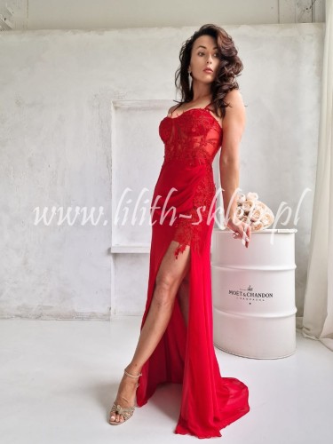 czerwona-sukienka-gorsetowa-z-rozcieciem-na-nodze