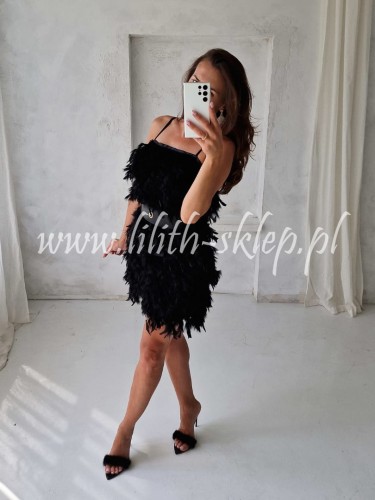 czarna-sukienka-mini-z-piorami