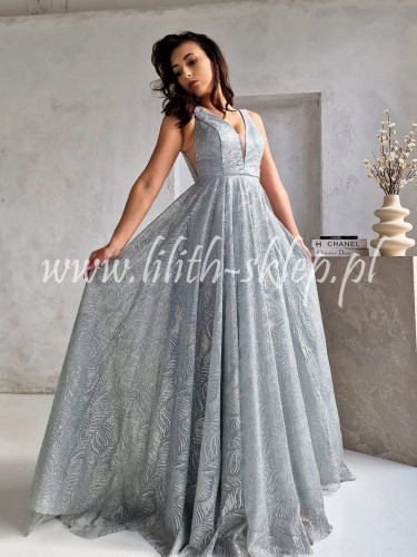 srebrna-sukienka-wieczorowa-posypana-brokatem