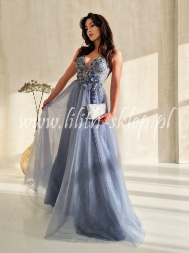 niebieska-sukienka-tiulowa-na-cienkich-ramiaczkach-z-kwiatami-3d