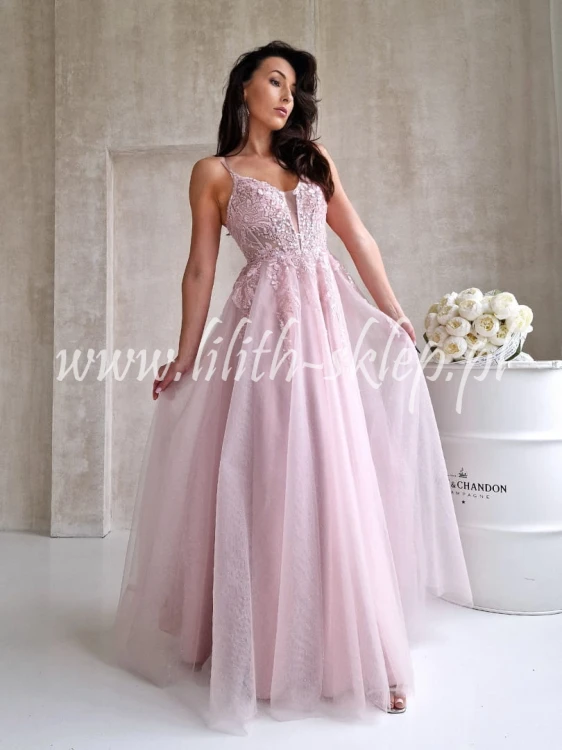 rozowa-sukienka-maxi-z-efektowna-gora-na-cienkich-ramiaczkach