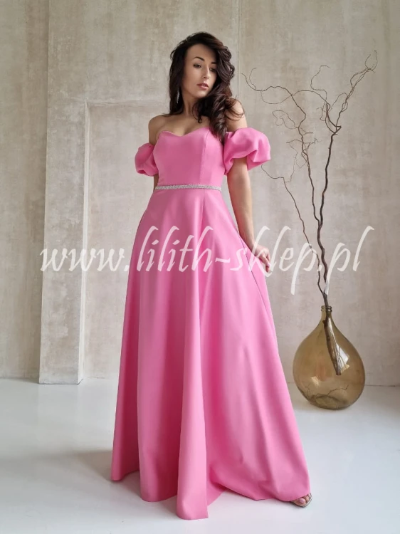 rozowa-sukienka-gorsetowa-z-bufiastymi-rekawkami-i-hokerem