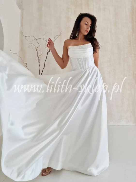 biala-sukienka-satynowa-z-gorsetowa-gora-i-kieszeniami