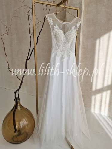 biala-sukienka-tiulowa-z-efektownie-zdobionym-przodem-i-wycieciem-na-plecach