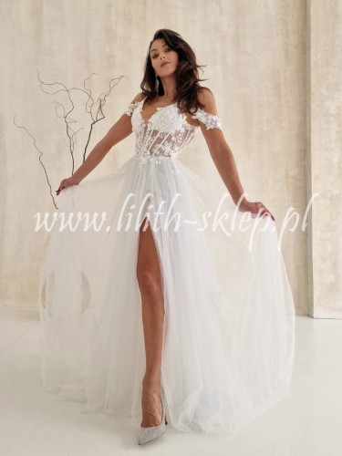 biala-sukienka-tiulowa-z-gorsetowa-gora-i-efektownymi-rekawkami