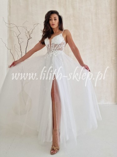 biala-sukienka-tiulowa-z-efektowna-gora-i-rozcieciem-na-nodze