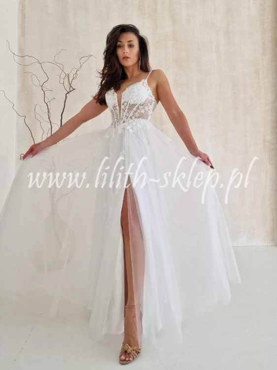 biala-sukienka-tiulowa-z-efektowna-gora-i-rozcieciem-na-nodze