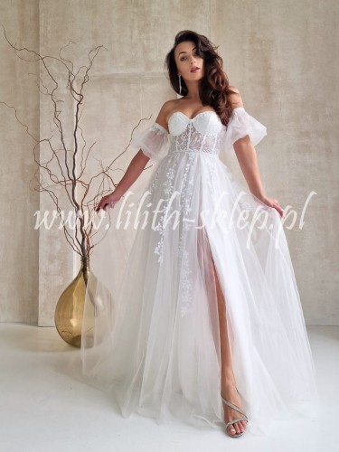 biala-sukienka-gorsetowa-z-rekawkami-przyozodbiona-kwiatowymi-haftami