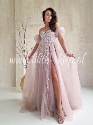 rozowa-sukienka-gorsetowa-z-rekawkami-przyozodbiona-kwiatowymi-haftami