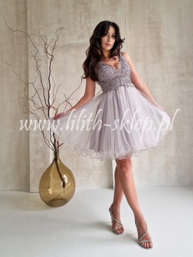 bezowa-sukienka-tiulowa-z-cyrkoniami-na-cienkich-ramiaczkach