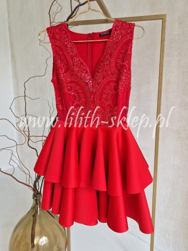 czerwona-sukienka-z-falbanami-na-szerokich-ramiaczkach