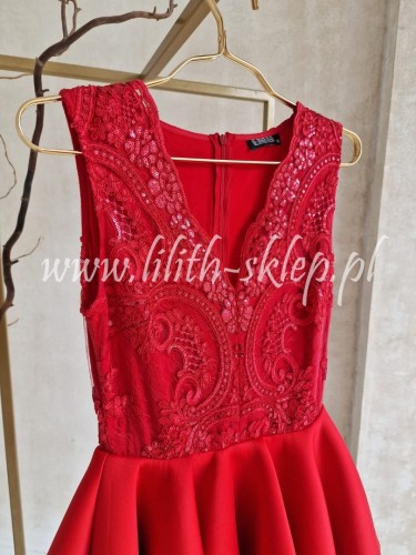 czerwona-sukienka-z-falbanami-na-szerokich-ramiaczkach
