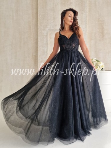 czarna-sukienka-tiulowa-z-efektownym-gorsetem