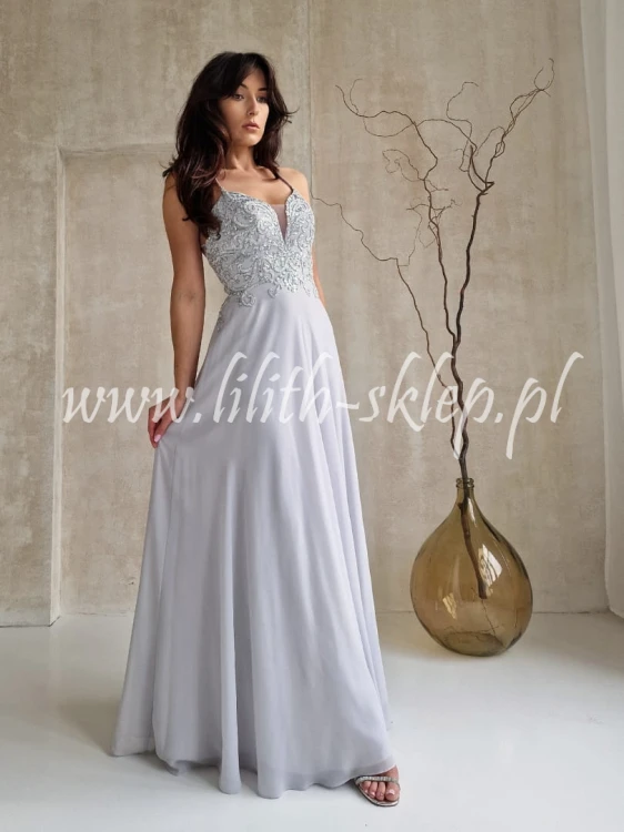 szara-zwiewna-sukienka-maxi-z-odkrytymi-plecami