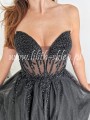 czarna-sukienka-tiulowa-z-efektownie-zdobionym-gorsetem