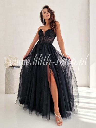 czarna-sukienka-tiulowa-z-efektownie-zdobionym-gorsetem