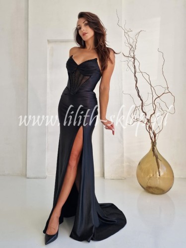 czarna-sukienka-z-efektownym-gorsetem-i-rozcieceim-na-nodze