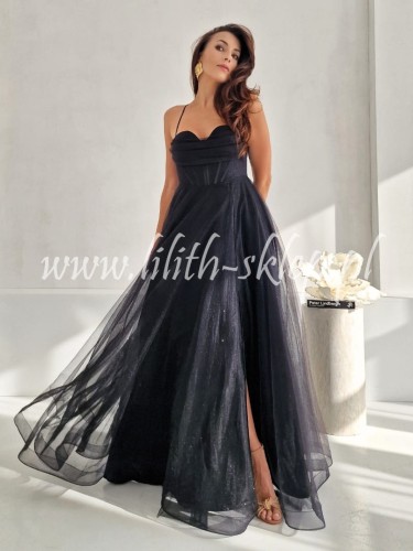 czarna sukienka tiulowa z gorsetem