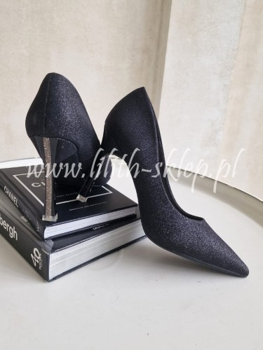 szpilki brokatowe z ozdobnymi obcasami