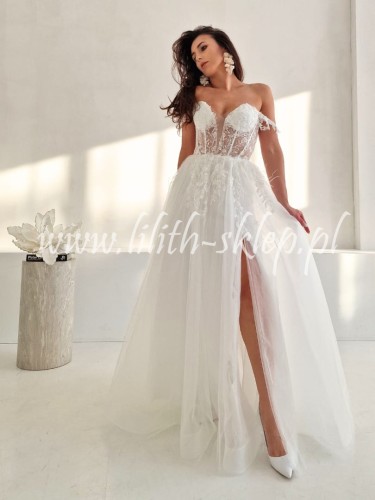 biala-sukienka-z-odkrytymi-ramionami