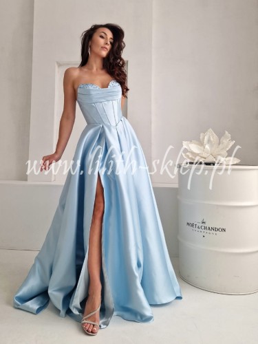 blekitna sukienka ze zdobionym gorsetem