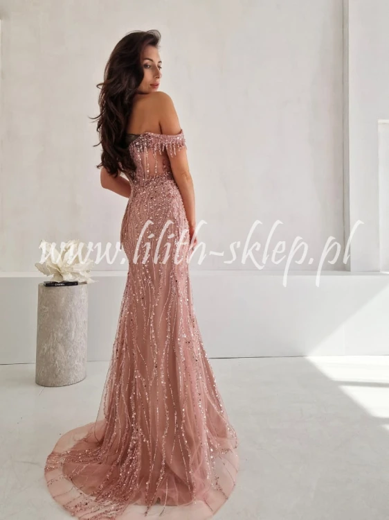 rozowa sukienka gorsetowa z odkrytymi ramionami