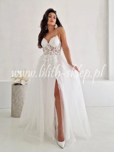 biala sukienka tiulowa z odkrytymi plecami