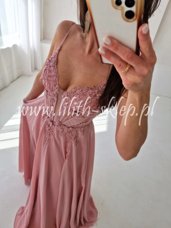 rozowa zwiewna sukienka z gorsetowa gora