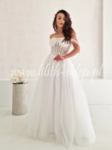 biala sukienka z opadajacymi rekawkami