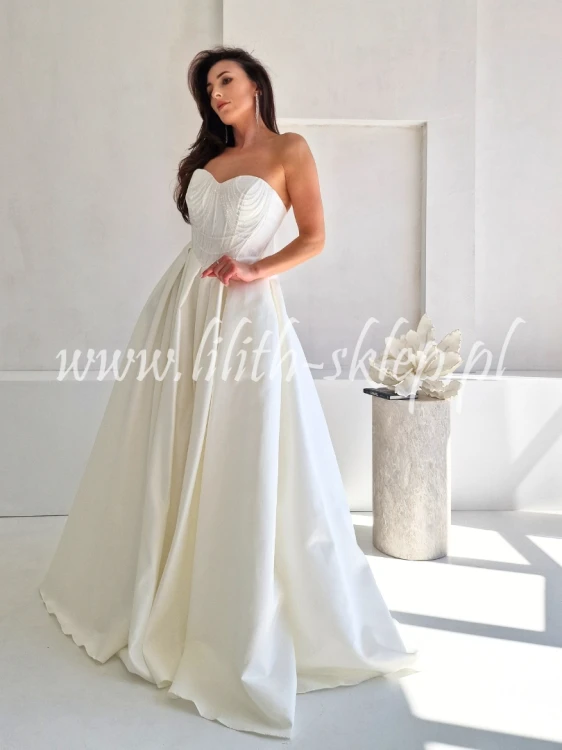sukienka maxi z efektownym gorsetem