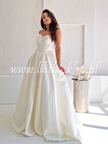 sukienka maxi z efektownym gorsetem