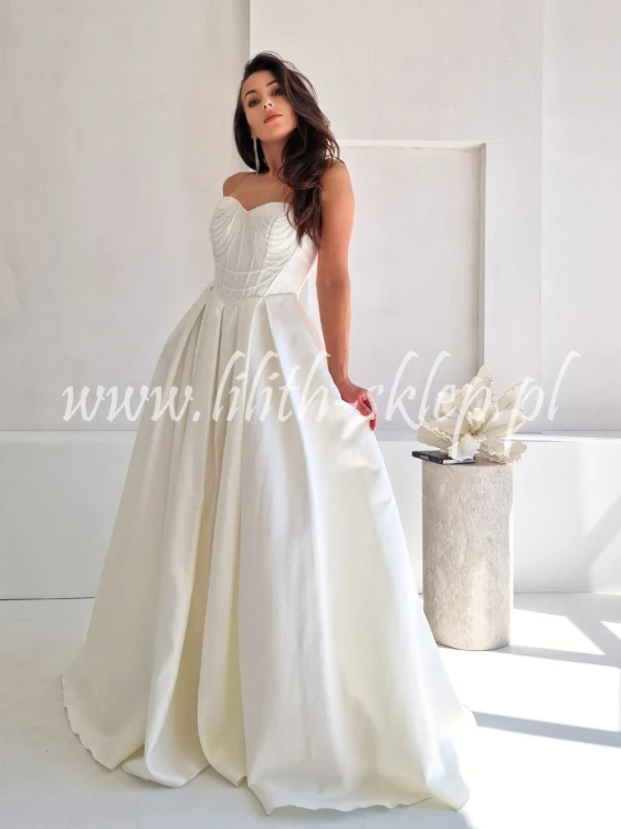 sukienka maxi z efektownym gorsetem