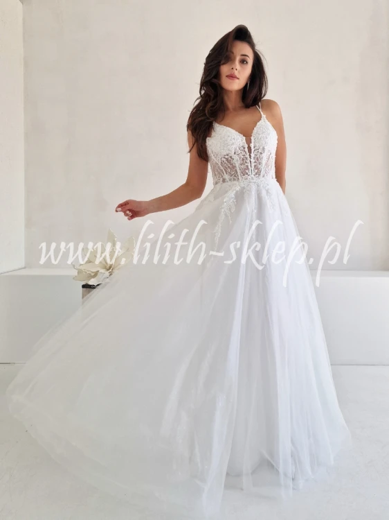 biala sukienka maxi z efektowna gora
