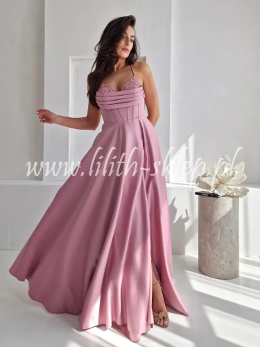 rozowa sukienka z efektowna gora