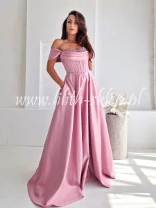 Lizbeth- różowa sukienka maxi z odkrytymi ramionami i kieszeniami 