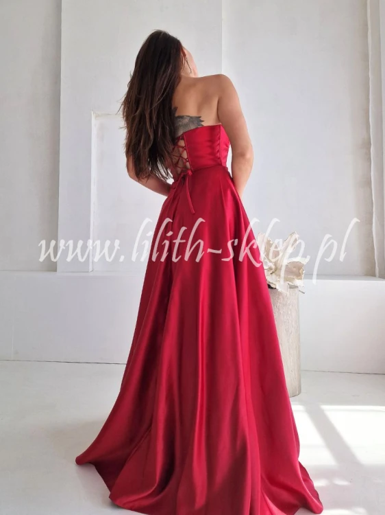 bordowa sukienka maxi z gorsetem