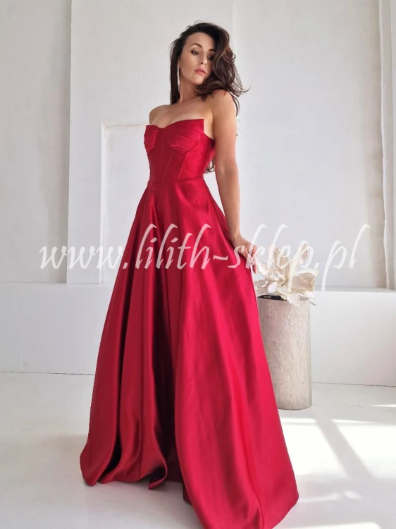 bordowa sukienka maxi z gorsetem