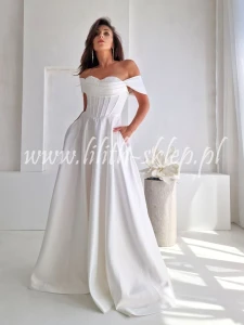 Lizbeth- biała sukienka maxi z odkrytymi ramionami i kieszeniami