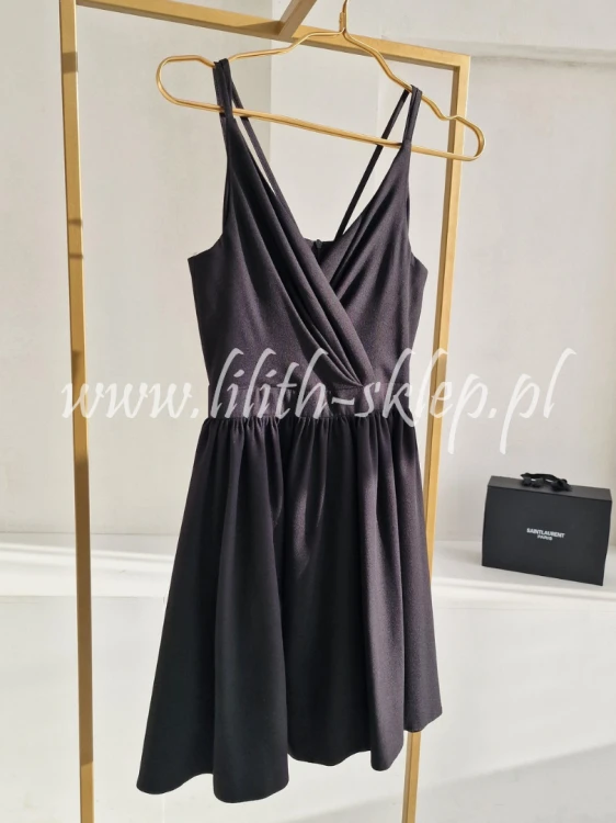 czarna sukienka mini rozkloszowana
