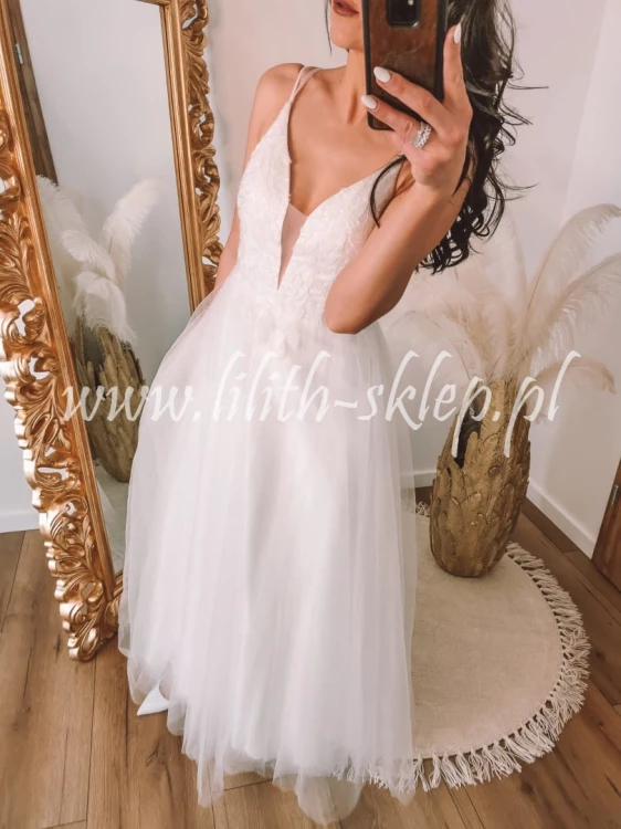 biala-sukienka-maxi-z-przeswitem-na-biuscie