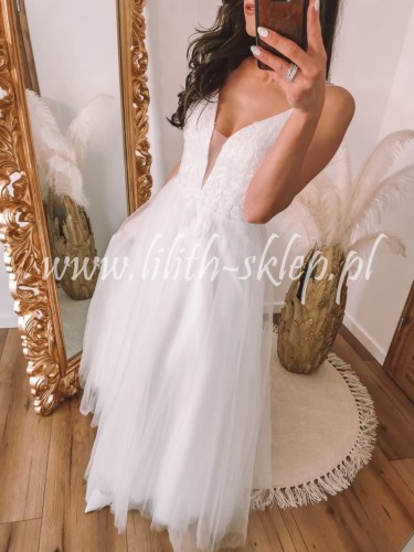 biala-sukienka-maxi-z-przeswitem-na-biuscie