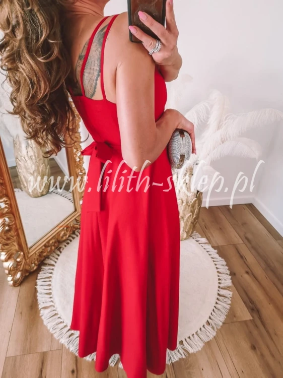 czerwona-sukienka-maxi-z-rozcieciem-na-nodze