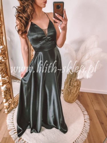czarna-sukienka-satynowa-na-cienkich-ramiaczkach