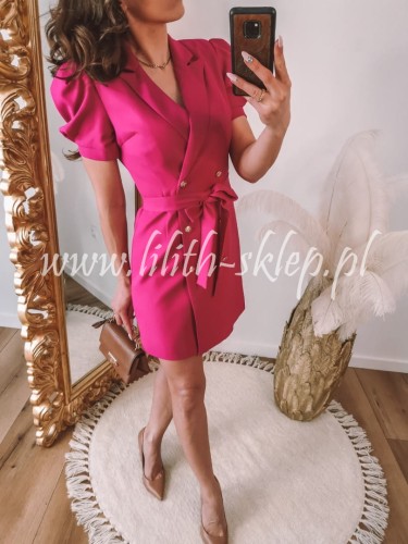 amarantowa-sukienka-marynarkowa-z-bufiastymi-rekawami