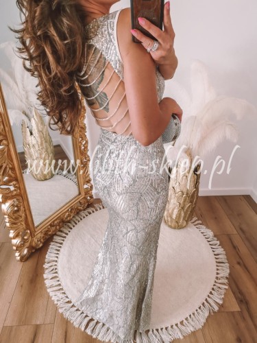 cekinowa-syrenka-z-rozcieciem-na-nodze-i-pieknie-zdobionym-tylem